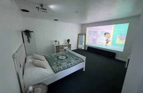 Spacious private cinema guest house - Foto 1