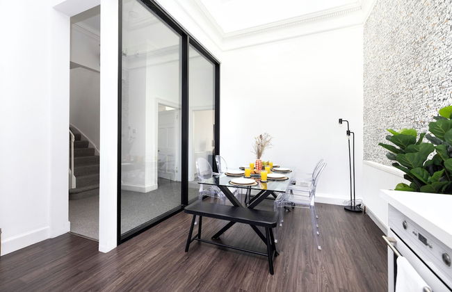 Delightful 3-bed Flat with Parking - Foto 32