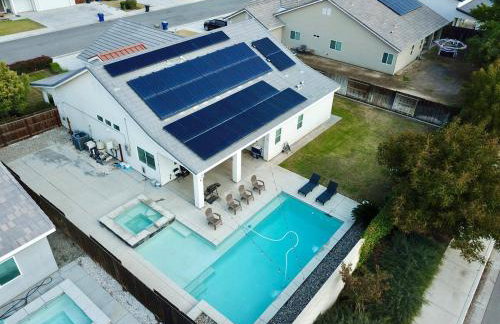 Spacious Home with Private Pool - Photo 9