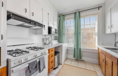 Retro 1BR in Elizabeth with Porch & Eclectic Design - Foto 4