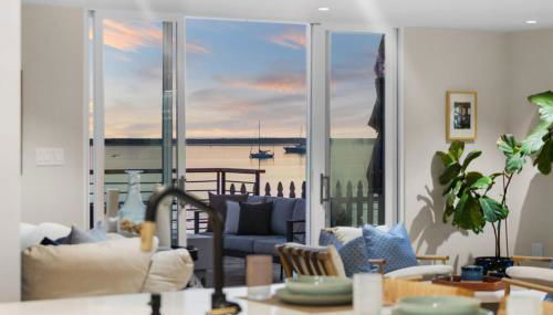 Experience the Pinnacle of Coastal Living at Harbour House - Foto 2