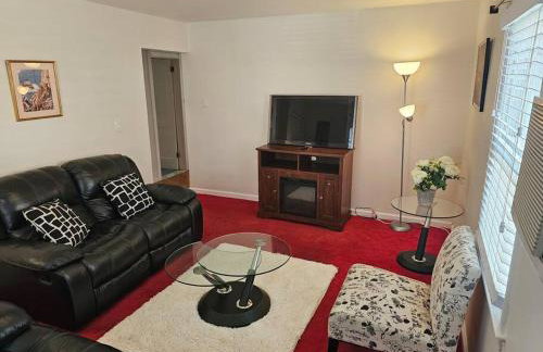 Comfy Getaway minutes from UBS Arena - Photo 4