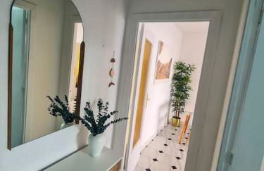 Nice beachside 2-BD apt near Barcelona - Foto 2