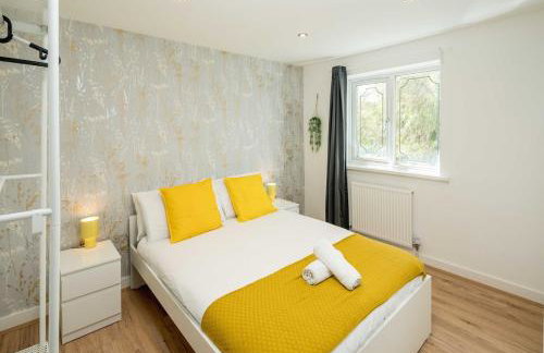 Family-Friendly 3-Bed House with Huge Garden - Foto 9