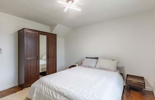 Modern 5BR Home with Mtn Views BBQ & Pool Table - Foto 27