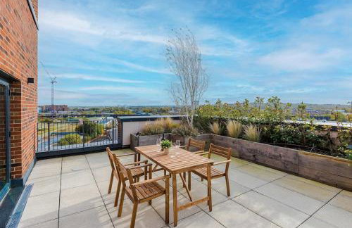 City Penthouse - Roof Terrace & Free Parking - Foto 35