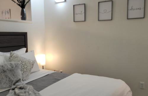 #2 Downtown Free Parking- Walk to Gainbridge, Lucas Oil, Conv Cntr - Foto 3