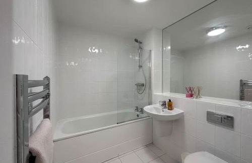 Modern 2 bed 2 bath Flat Close to Train station - Foto 8