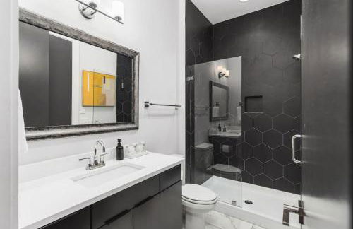 Home with Rooftop Deck & Garage, 2 miles to Downtown Broadway - Foto 29