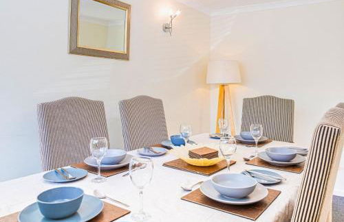 Central 2 Bed House w/ Garden and Free Parking! - Photo 74