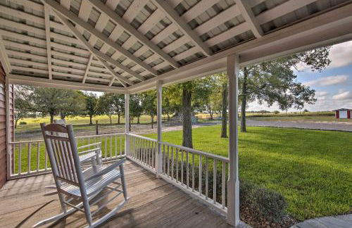 Peaceful Schulenburg Farmhouse with Fire Pit and Games - Foto 24