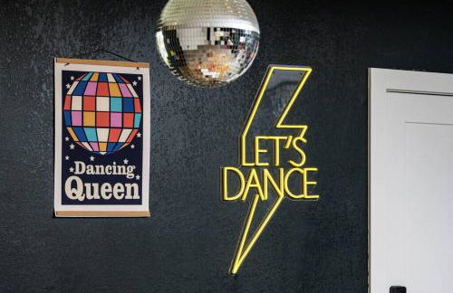 Wild West Disco Haus 2! New Hot Tub, Patio + Gym - Foto 23