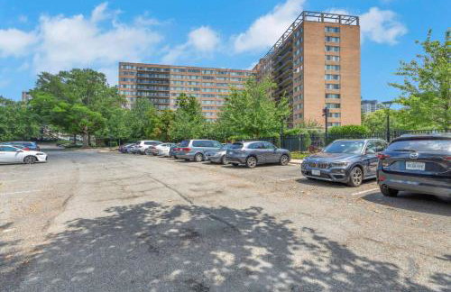 Large 3 bedroom Family Suite, Private Balcony, 5 min to DCA, Gym, Pool and more! - Photo 3