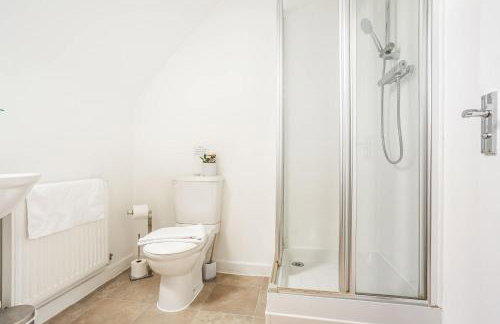 Comfortable 4 Bed Modern Townhouse with Parking - Foto 26