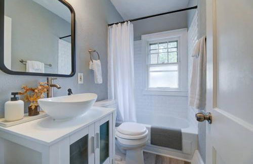 Stylish home Garage Walk to Lake Minutes from Airport - Foto 14