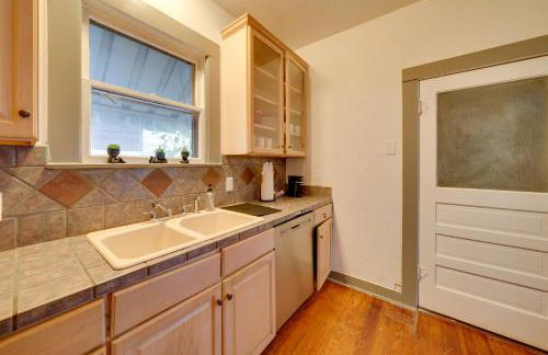4 Mi to Downtown! Cozy Bungalow in San Antonio - Foto 12
