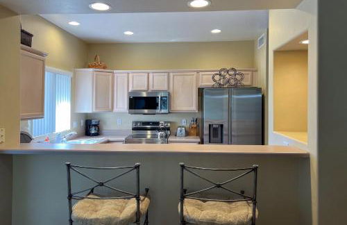 Dog-friendly condo with high-speed WiFi, heated outdoor pool & hot tub - Foto 11