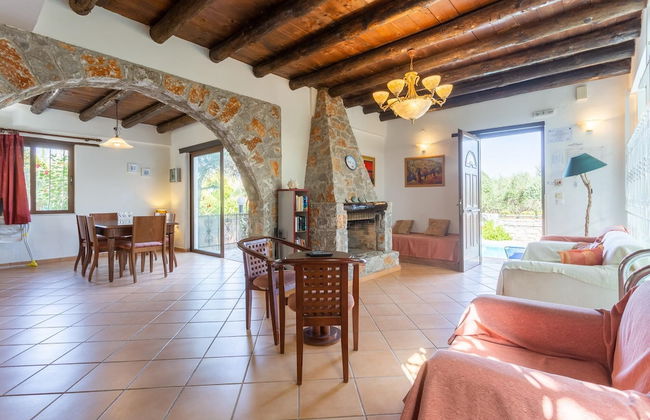 Villa Tzina Large Private Pool Walk to Beach A C Wifi Car Not Required - 1604 - Foto 2