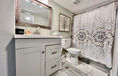 Charming 4BR Home in Liberty Township w Large Deck - Foto 25