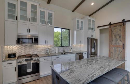 Chic Utah Getaway with Fireplace, Sauna and 2 Decks! - Photo 8