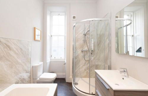 JOIVY Iconic Cockburn Street 4 Bedroom Apartment: Heart of Old Town - Foto 76