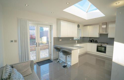 Newly Refurbished Modern 4 Bed Detached House ! - Foto 7