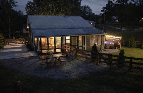 Leipers Fork Village Bungalow with Hot Tub & Firepit - Foto 26