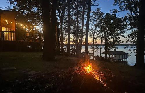 Lakefront Cottage- late summer price decrease! - Foto 12