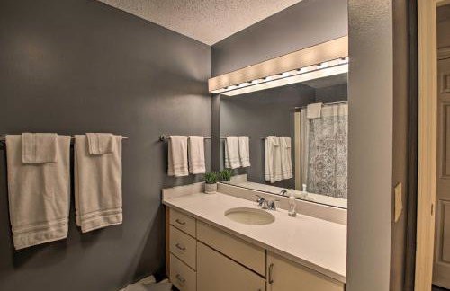 Spacious Ski-inandOut Black Mountain Home with Deck! - Foto 28