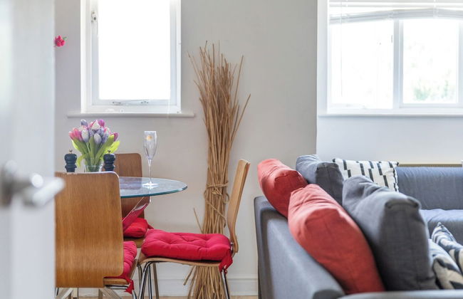 Skyline Haven Modern 2BR w/ Free Parking & 4kTV - Photo 5