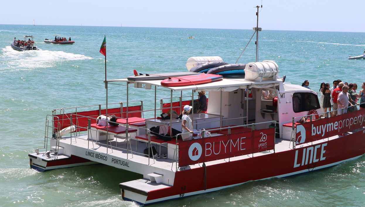 Balade en catamaran aux grottes de Benagil