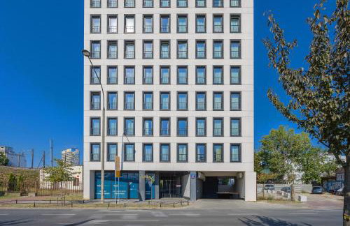 Bright Apartments with Air Conditioning, close to the Metro Station and PGE National by Noclegi Renters - Foto 10