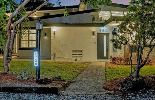 Stunning 2 Story Villa with Pool - Photo 53