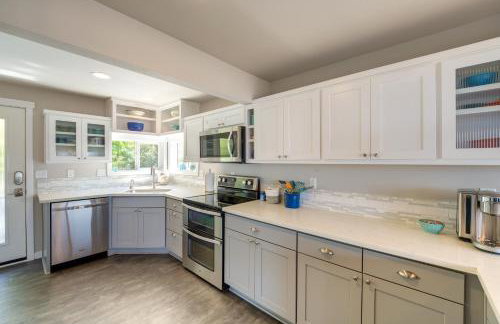 Coastal PNW Home on Swimmable Beach with Hot Tub! - Foto 8