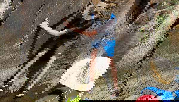 Arte rupestre sugli argini del fiume