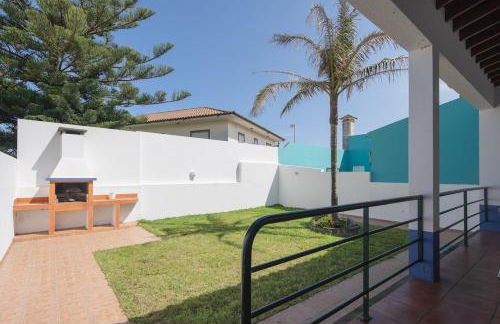 Bright & Spacious Villa by Beach - Photo 36