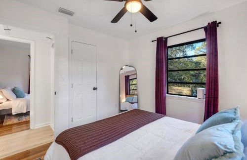 Spacious 4BD - Central Stay with Backyard & Games - Foto 18