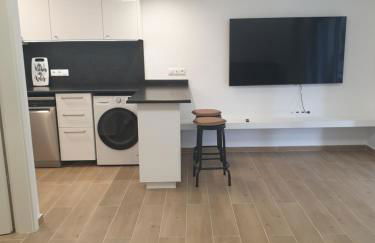 Newly Renovated Varkiza Beachside One Bedroom with Large Terrace - Foto 1