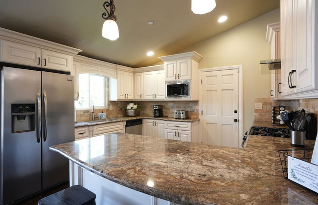 Sweet 4 bedroom, 3 bath plus Loft Bedroom, Pool Home - Photo 14