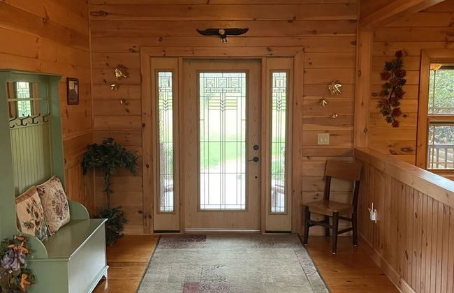 Deluxe log cabin! Pet and motorcycle friendly - enjoy nature with family and friends! 3 Bedroom Cabin by RedAwning - Foto 18