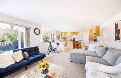 Brier 5BR Retreat w Pool Table Deck Central AC - Foto 7