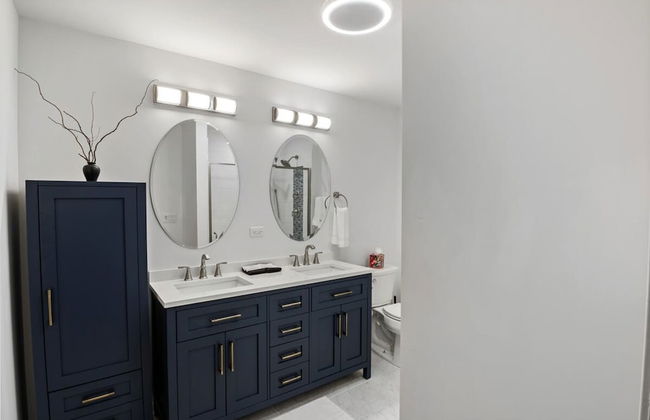 Luxury Waterfront Lakehouse With Private Dock Views - Photo 37