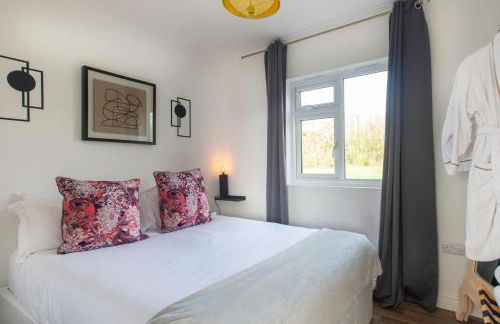 Stillness Cottage - Secluded Hut with a Private Hot Tub - Photo 8