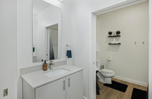 New Downtown Luxury APT ' 2 King Beds, Free Parking, Fast Wi-Fi & Gym Access! - Foto 19