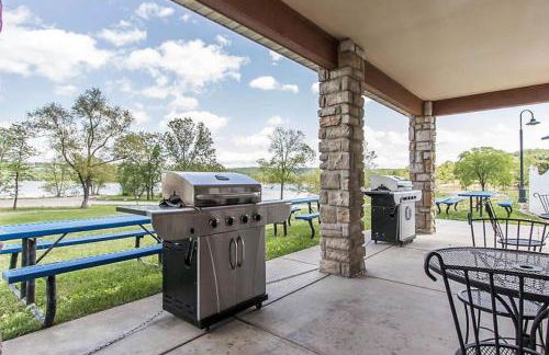 Relax surrounded by nature in this 1BD resort condo with resort amenities - Foto 24