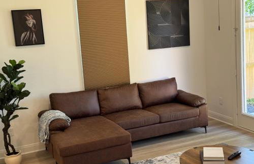 Modern 2 Bedroom All-En-Suite Near Downtown with EV Socket - Photo 4