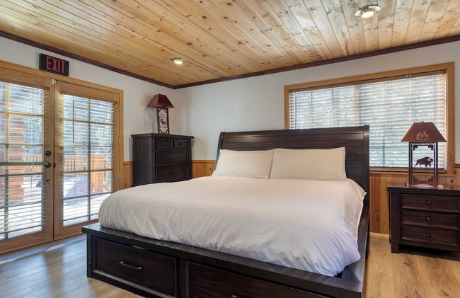 Pinetree Place by Avantstay Group Cabin w/ Hot Tub Minutes to the Lake - Photo 39