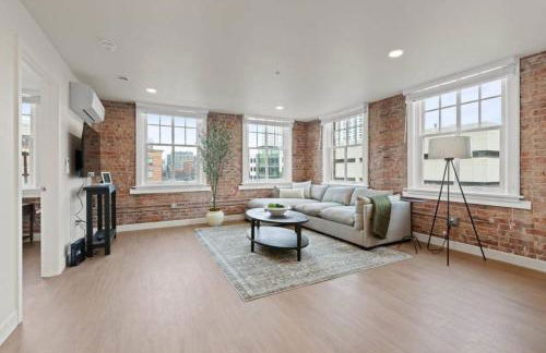 Spacious Apartment with King Beds - J and K on Main - Foto 12