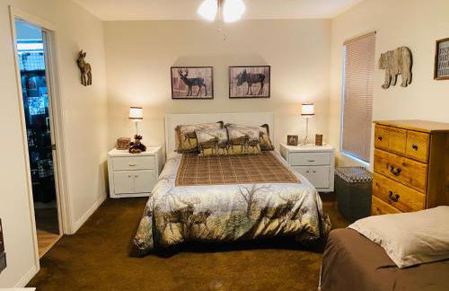 2BR Gated Escape With A Pool And Walk to Dining and Trails - Foto 18