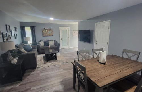 160 Overbrook 3 bedroom home with privately fenced yard and hot tub - Foto 1